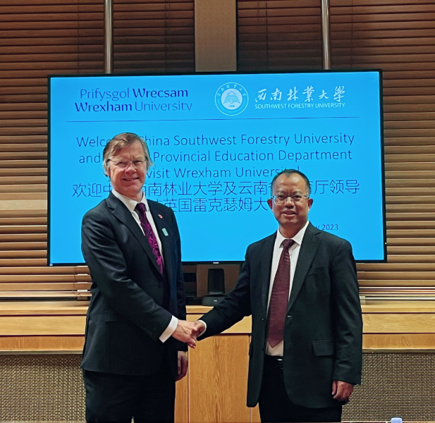 学校与英国雷克瑟姆大学签署合作办学备忘录