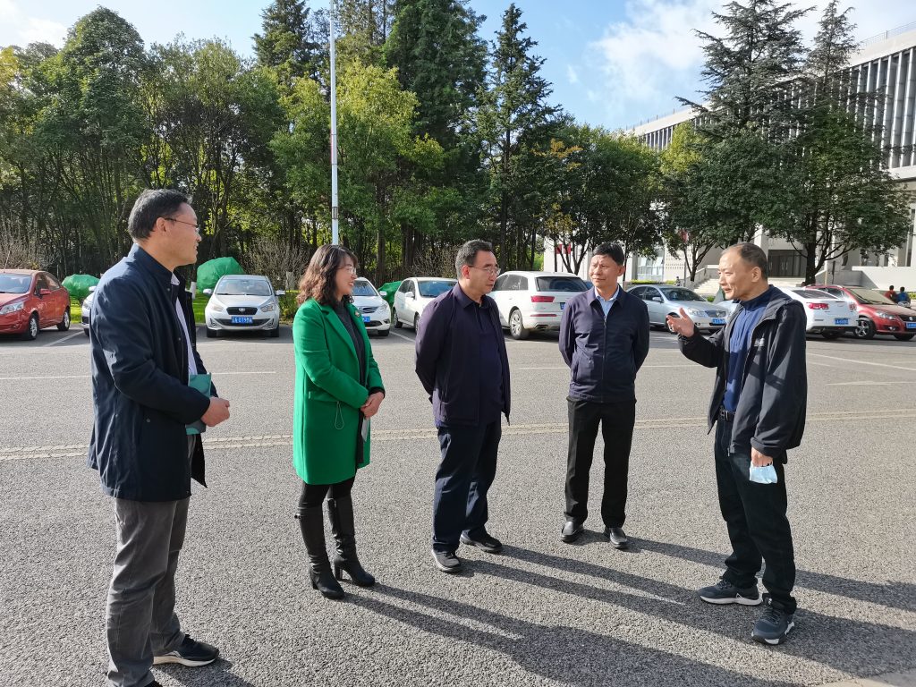 校长王卫斌深入招聘会现场指导毕业生就业工作
