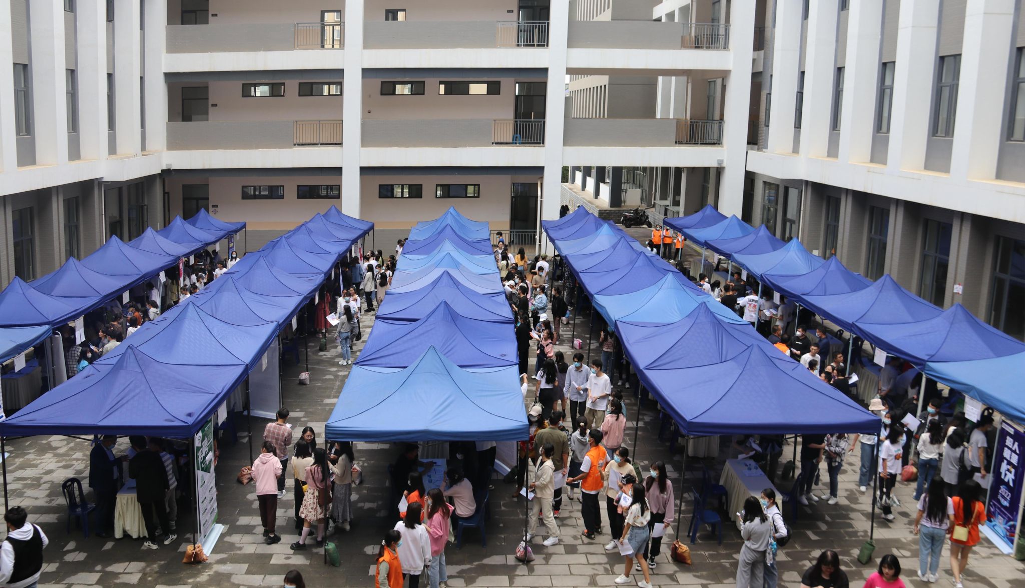 我校举办2022届毕业生毕业季第二场线下校园双选会