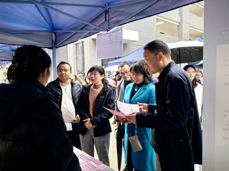 学校举办2024届毕业生冬季校园供需洽谈会
