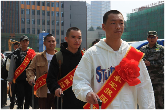 学校举行2023年上半年预定兵欢送仪式