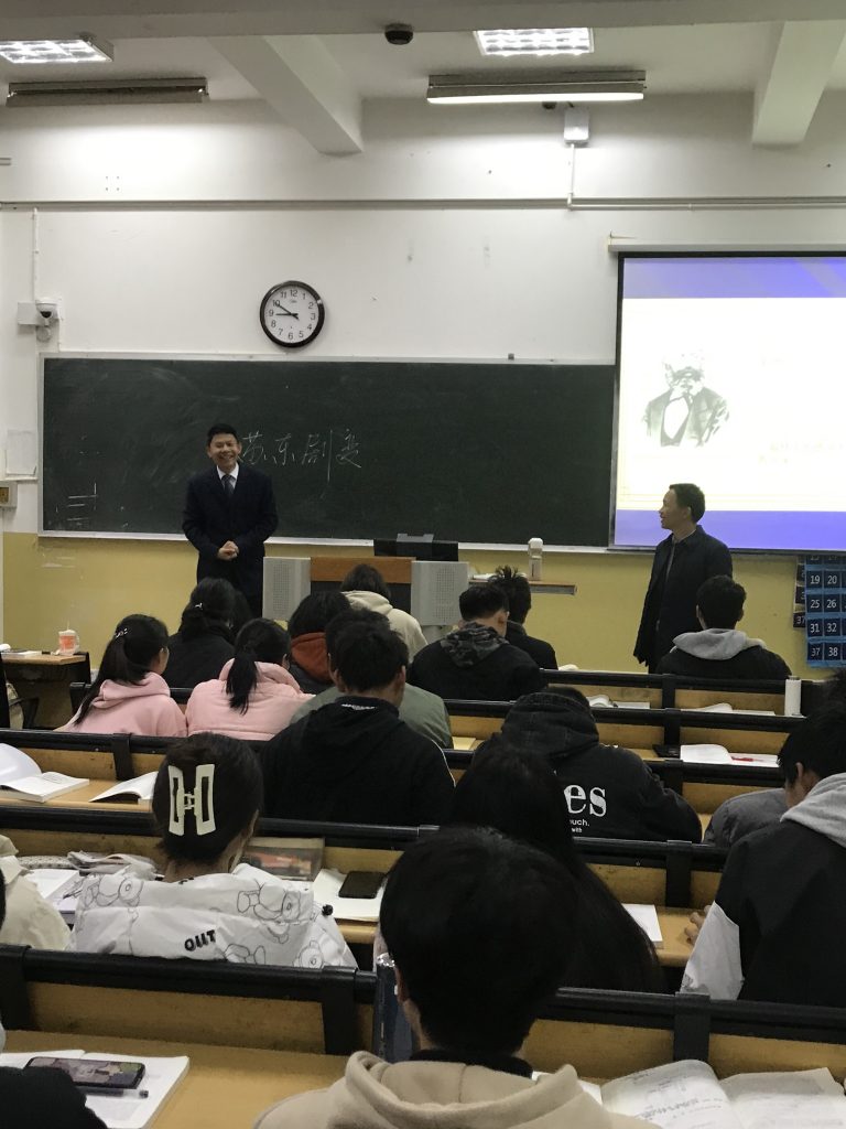 校领导深入学生课堂检查开学工作