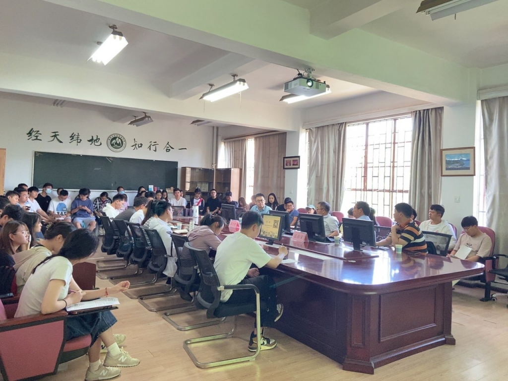 国家激光雷达专业委员会主任委员王成教授受邀到我校作学术报告