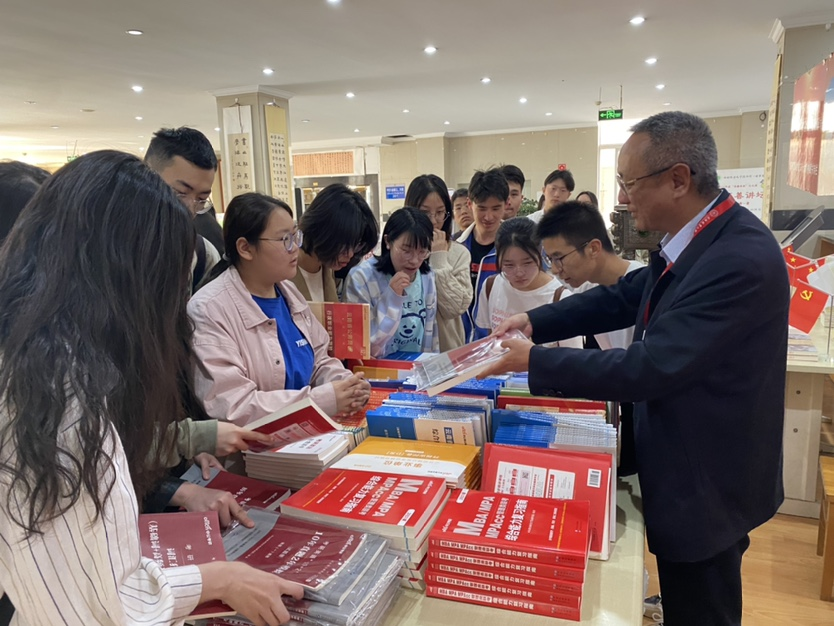 图书馆持续举办“以书为伴，真情助学”免费公益赠书活动