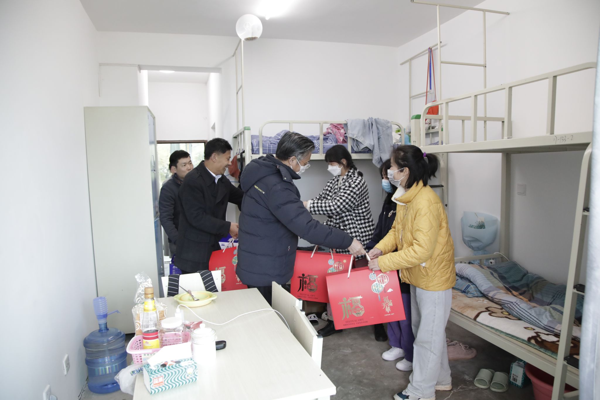校领导看望慰问留校学生