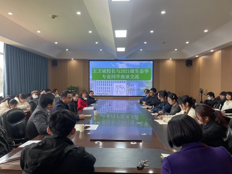 校领导深入联系班级召开主题班会