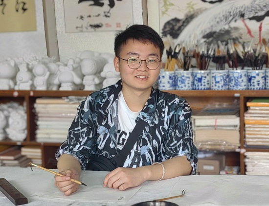 我校大学生苏子祥出版散文集《从人间》