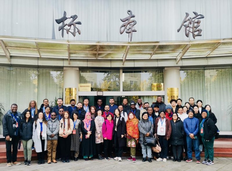 领略云南生物多样性之美——外宾来我校标本馆参观交流