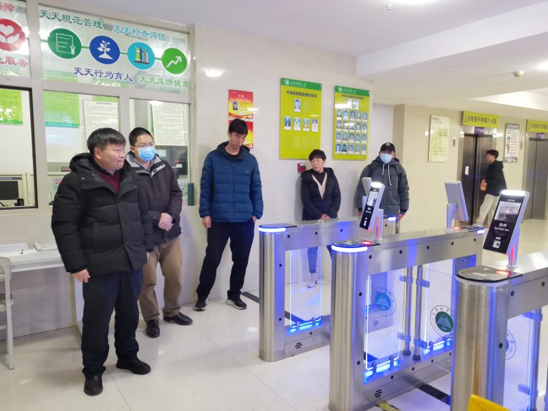 校领导带队走访学生社区