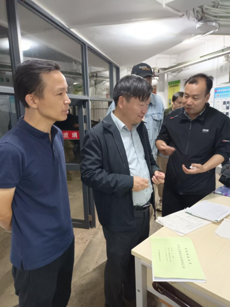 校领导深入学生社区检查指导工作