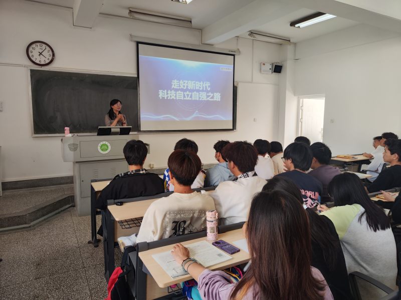 校领导班子走进课堂讲授《形势与政策》课