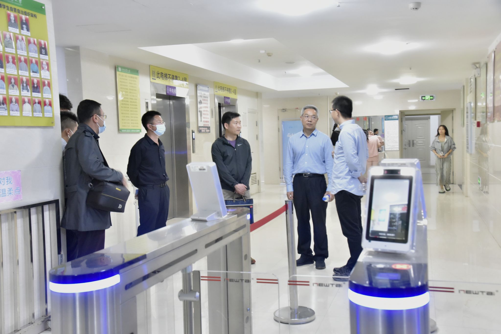 校党委书记周学斌走访宿舍看望学生