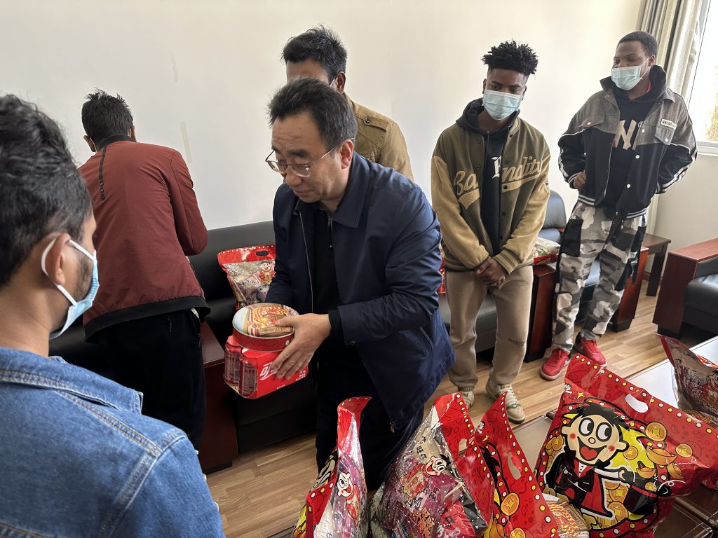 校长王卫斌一行看望在校来华留学生