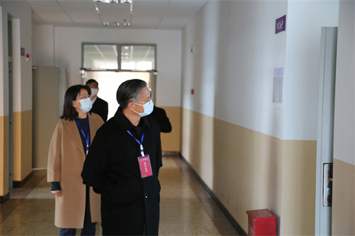 校领导带队检查新学期开学教学秩序