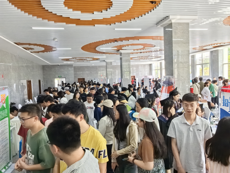 学校举办2024届毕业生校园专场供需洽谈会