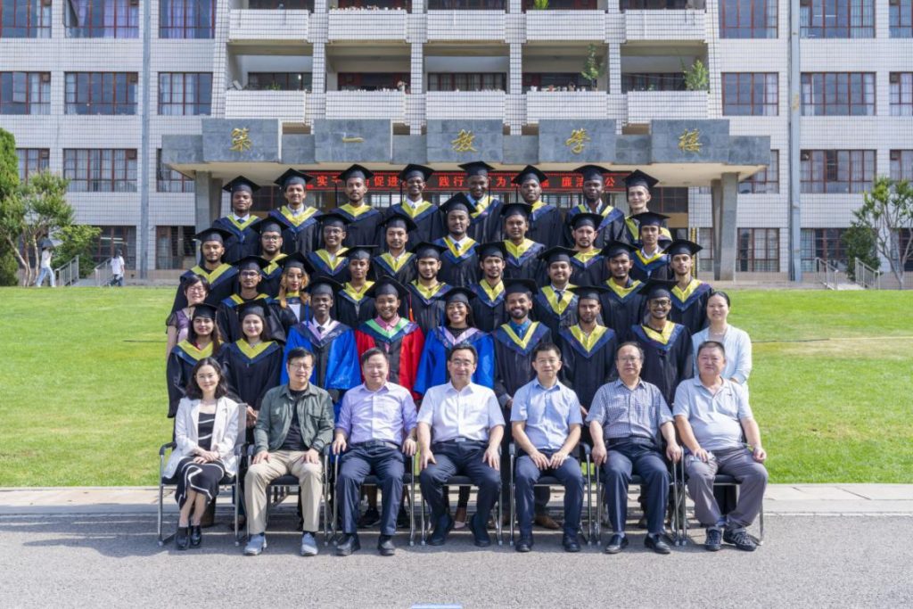 我校举办2023届来华留学生毕业典礼