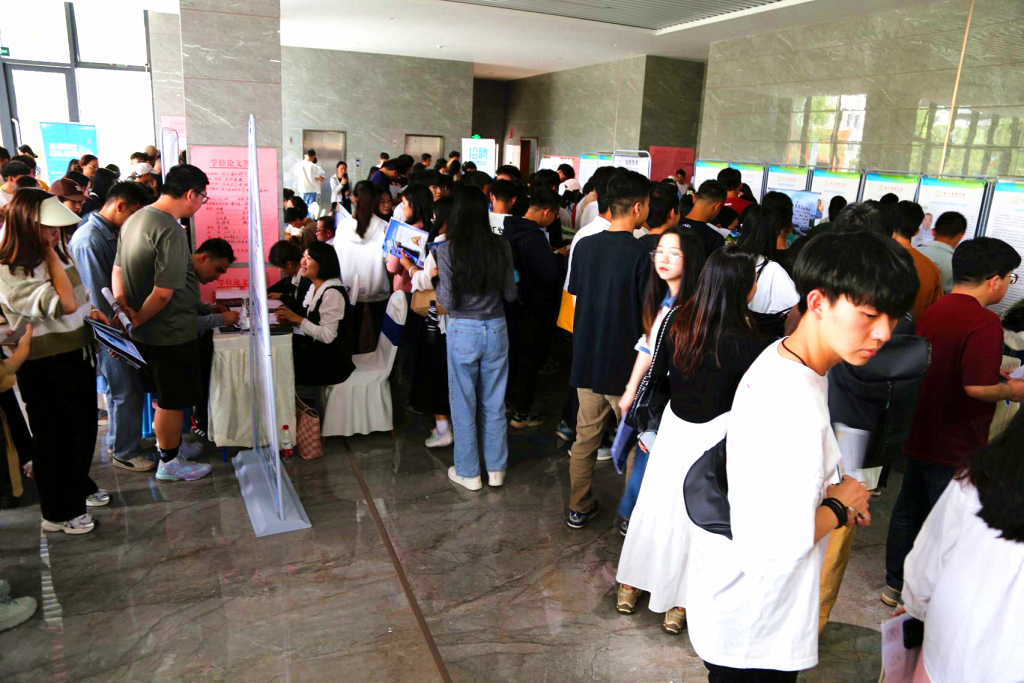学校举办2024届毕业生第二场校园专场招聘会