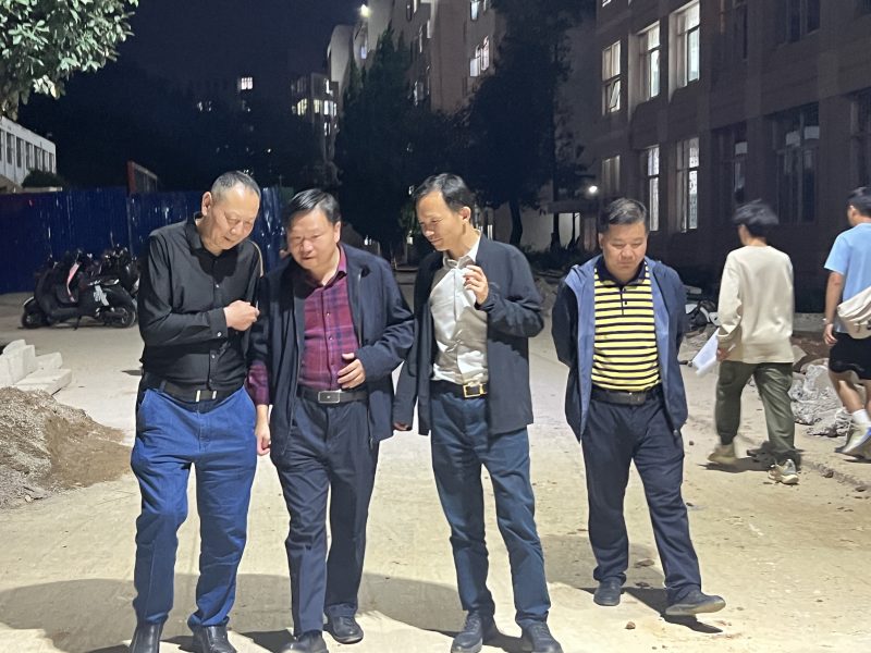 校领导带队检查学生社区安全工作