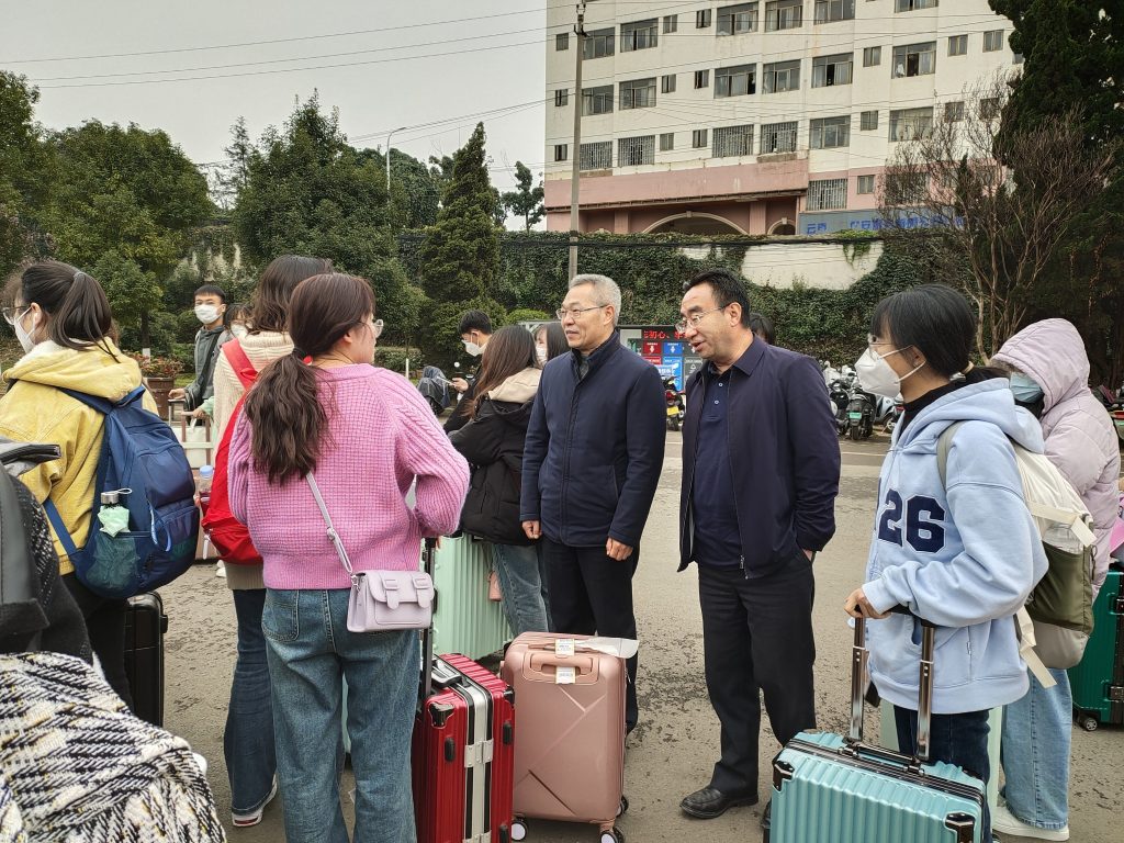 学校主要领导带队检查指导学生返校工作