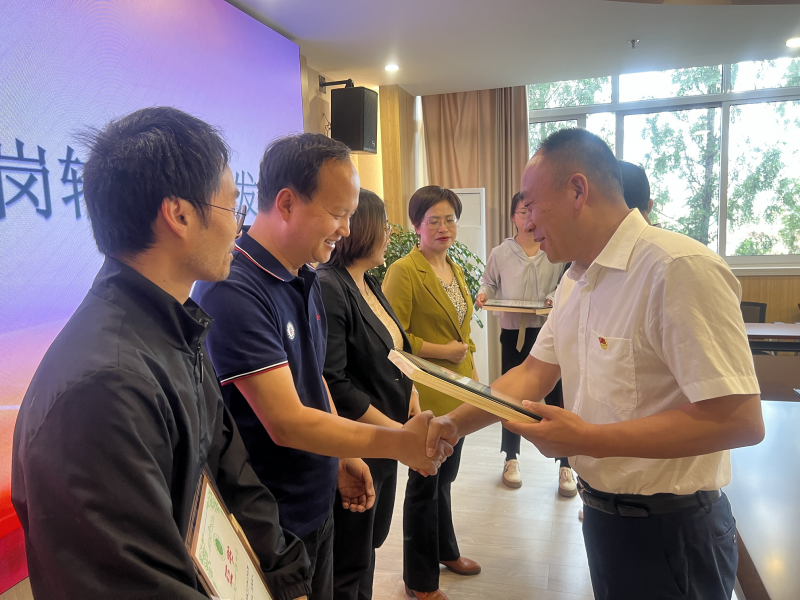 学校召开学生工作调研座谈会