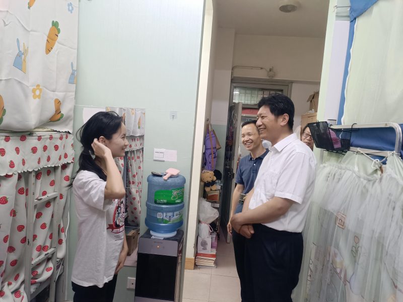 校领导看望慰问暑假留校学生