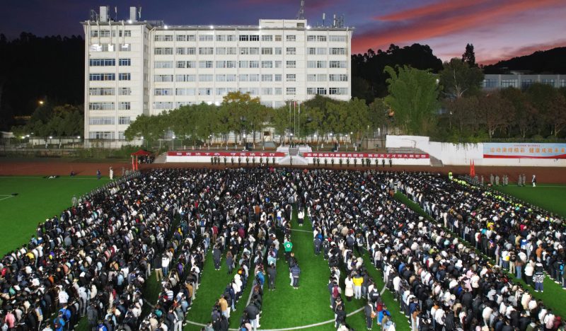 学校举行第十个国家宪法日升旗仪式暨2023级学生成人礼活动