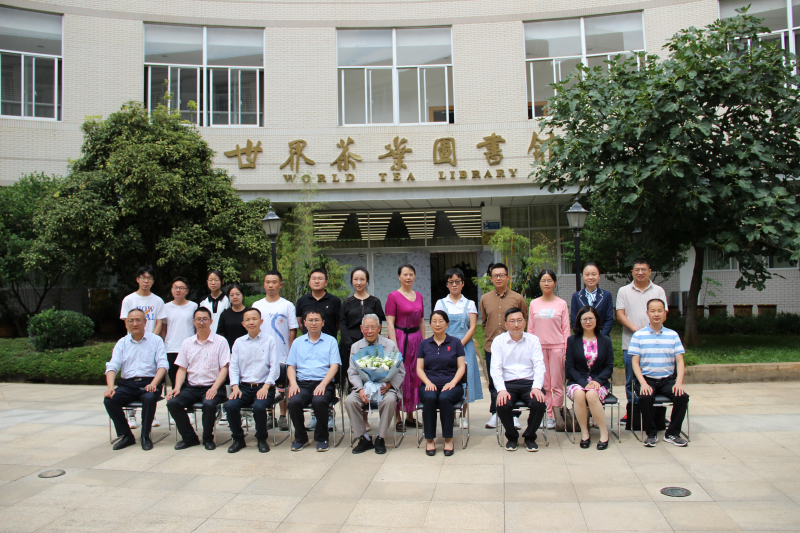 孙韬老师向世界茶叶图书馆捐赠珍藏图书和茶品