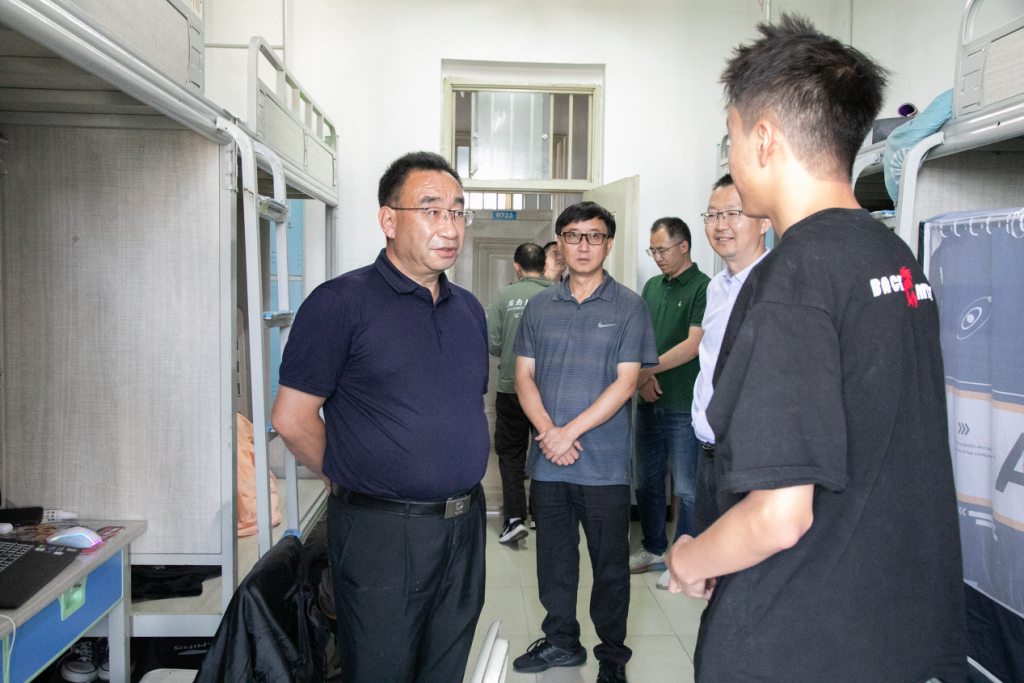 校领导带队检查招生和校园安全工作