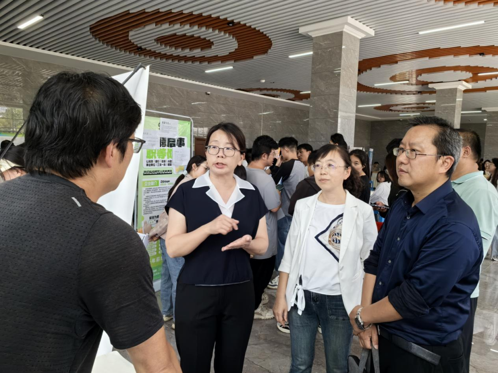 学校举办2024届毕业生第三场校园专场招聘会
