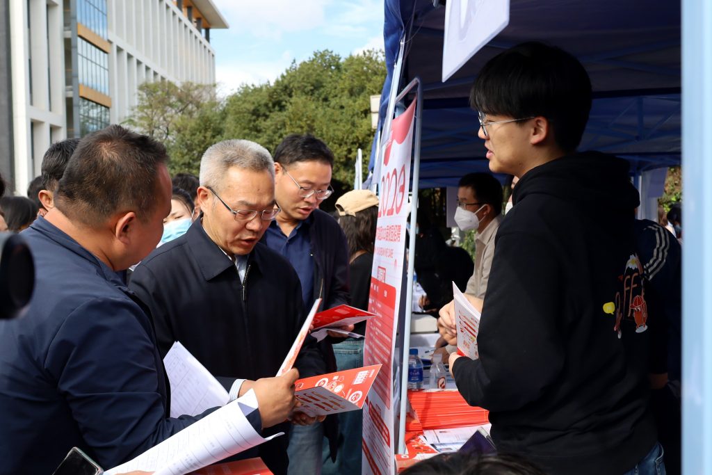 云南共青团“百校千企万岗”2023年春季首场双选会在西南林业大学举办