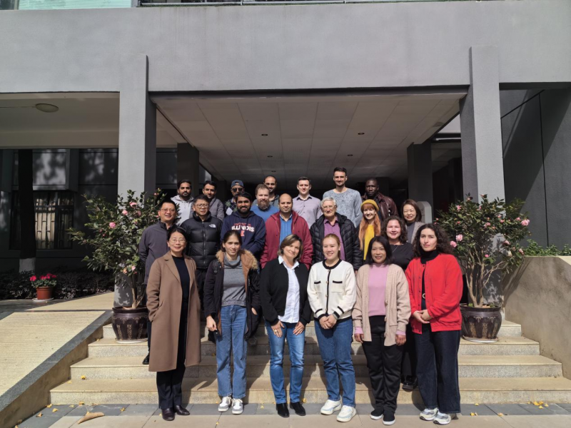 学校召开外籍教师座谈会