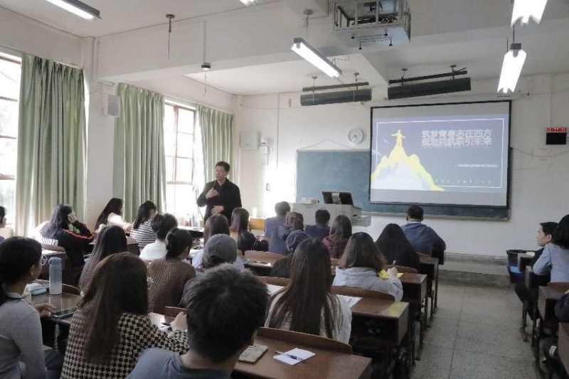 校党委书记李永勤参加园林园艺学院学生主题班会