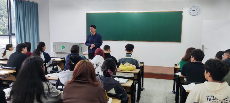 学校主要领导深入班级看望新疆预科班同学