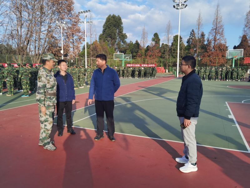校领导检查元旦假期值班值守工作